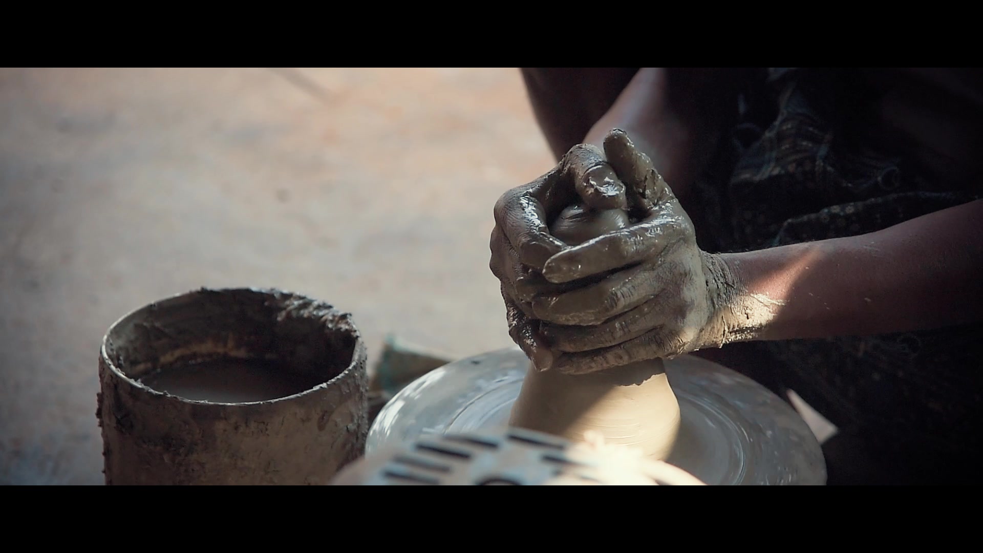 Bhar / Hands & craft — film still